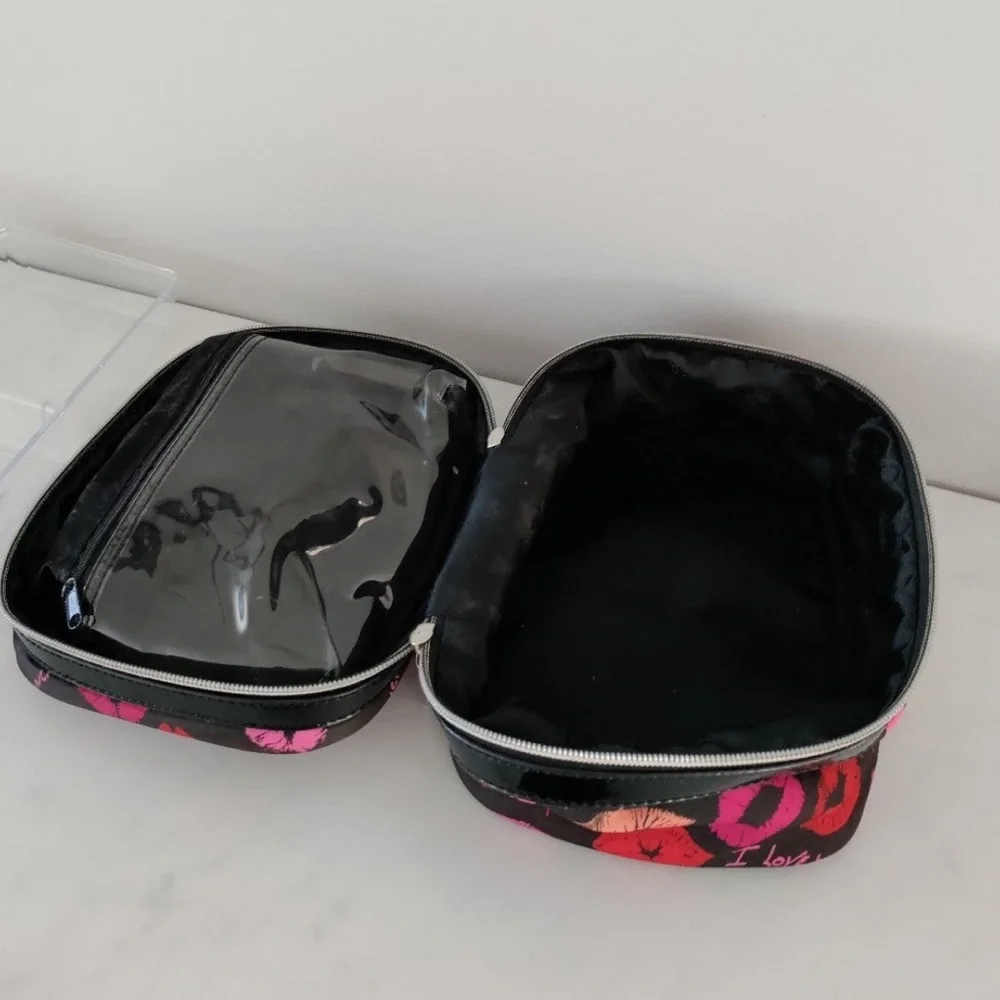 ✨RARE BETSEY JOHNSON LIPS MAKEUP BAG TRAVEL COSMETICS BAG BETSEY JOHNSON KISS✨ - Picture 6 of 6